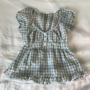 Grön rutig blus💘 - Supersöt grön+vit blus i storlek small med knappar och lace💘 Fråga om frakt. 