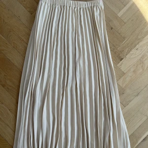 Långkjol - Säljer min super snygga vita/ beiga räfflade kjol som är åt det långa hållet, super snygg och nästan aldrig använd💗