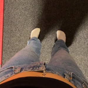 Zara jeans - Rensar min garderob och hittade dessa snygga jeans som aldrig kommer till användning!🥰 det är zaras midwaist straight jeans. Vill bli av med dom så priset går att diskutera💕