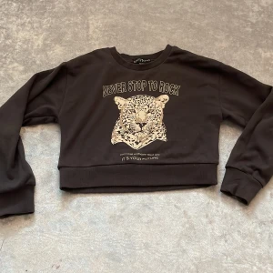 Tröja - Denna tröja är för liten använt några få gånger,är i gott skick!