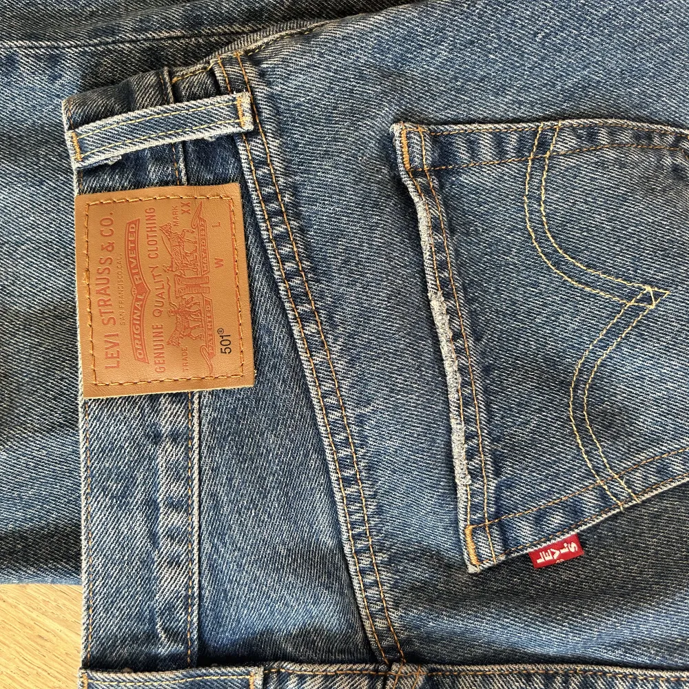 Dessa super fina baggy 501orna från Levis kommer tyvärr inte till användning längre, dem har inga defekter och är som nya, man kan gå både upp och ner i strl i dom beroende på hur man vill att dom ska sitta, jag ärnormalt sätt en 36a och har baggy fit. Jeans & Byxor.