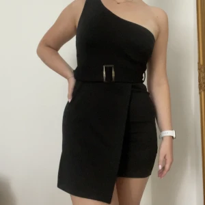 Klänning - Klänning använd en gång, storlek 38 från ASOS 