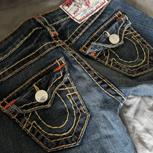 true religion jeans  - så snygga jeans köpta här på plick men tyvärr fel storlek för mig 😭bra skick, jag är 153 för referens och de är för långa på mig. midjemåttet är cirka 70cm runtom🤍
