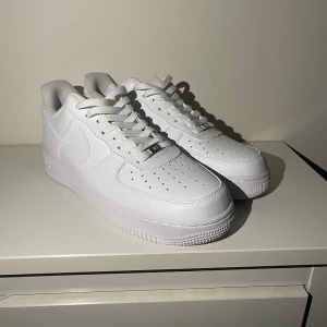 Air force 1 - Hej! Säljer mina AF1 då de är förstora för mig😊skorna är storlek 44,5 och är aldrig andvända utomhus endast testade!
