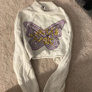 Kort tröja  - Knappt använd. XS 