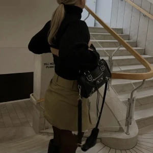 Stickad bolero polo - Snygg tröja med polo, väldigt kort framtill och längre mot ryggen. Storlek M men mer som en S