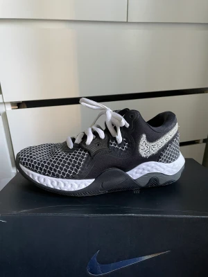Nike Renew Elevate 2, Basketskor stl 42 - Bekväma och snygga basketskor skor. Dom har använts ett tag men är fortfarande i bra skick (vill ni ha fler bilder på t.ex. sulorna så skriv) och är jävligt bra om man vill ha något lätt och bekvämt.