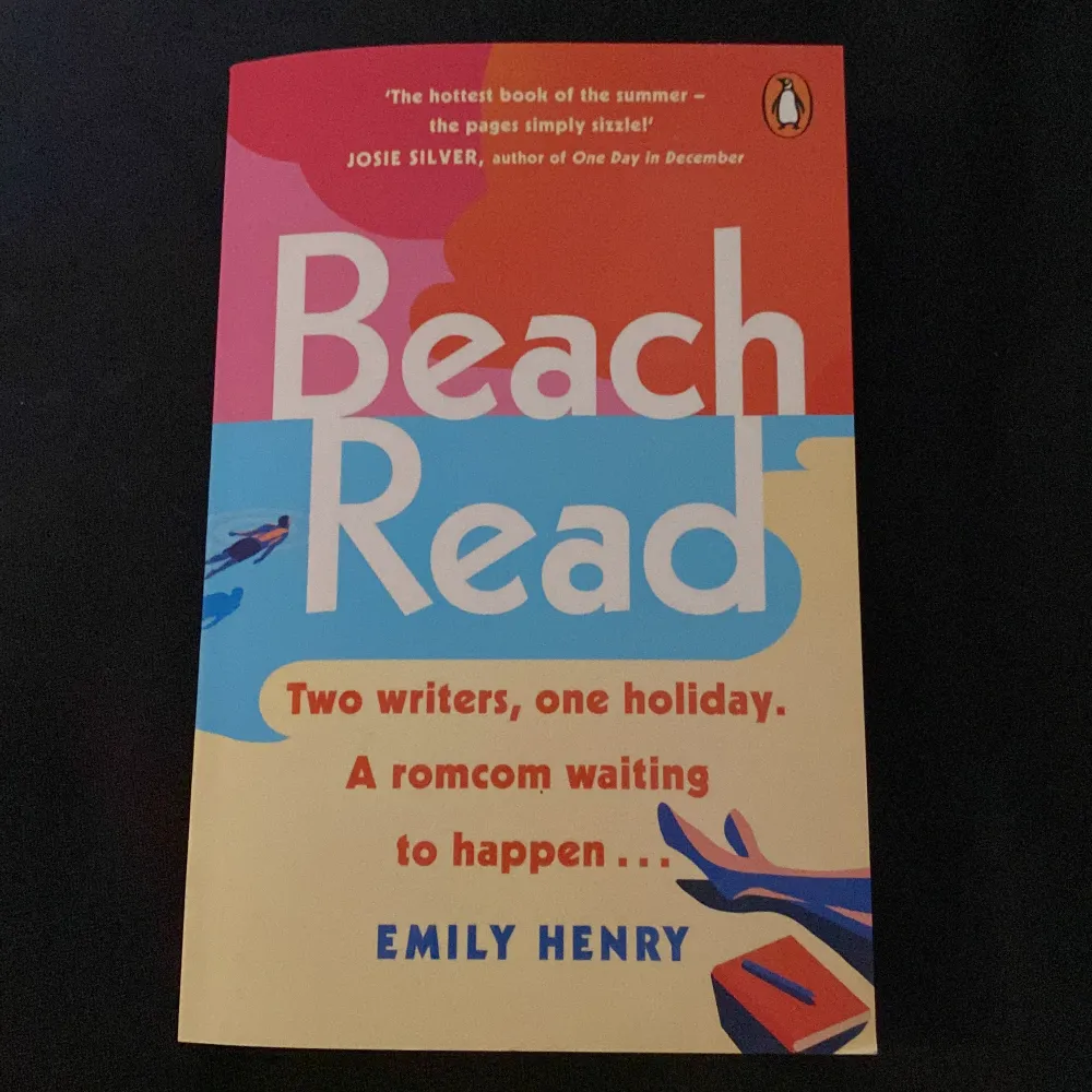 Beach read av emily henry på engelska! Jätte fint skick, nypris 129 men säljer för 90🩷. Övrigt.