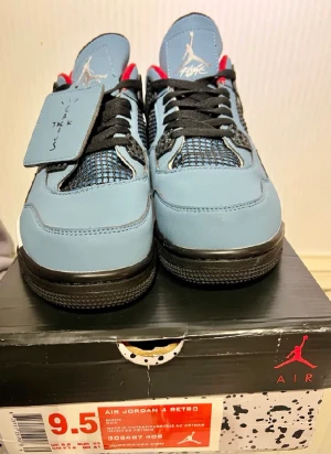 Jordan 4  - Säljer dessa fina Jordan 4 Travis Scott i stl 43 på grund av att dem tyvär är för stora för mig. Pris går att diskutera kan tänka mig gå ner vid snabb affär.