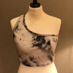 One-shoulder tröja Shein  - Säljer denna one-shoulder tröja i tiedye mönster från Shein💕Storlek s och i bra skick🤍