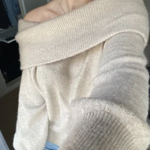 Hm stickad tröja! - Stickad tröja off shoulder, fint skick!