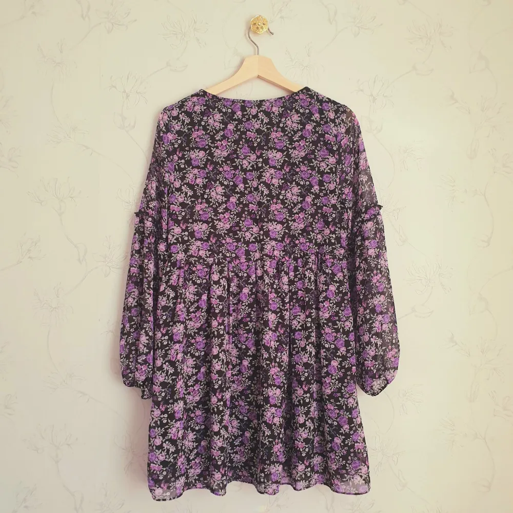 💜FÖRST TILL KVARN!💜 Säljer denna helt nya oanvända chiffong klänningen från H&M. Aldrig använd, endast testad och tagen bild med, lapp kvar🧞‍♀️ Skir, mönstrad med fina lila blommor & har luftiga volanger🌸💕 Vill bli av med ASAP! ~ 140 + frakt. . Klänningar.