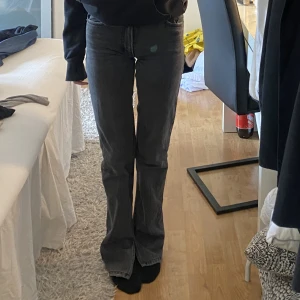 Zara jeans  - Populära svart/grå jeans från zara med slits. Straight leg. Mid waist🤍 Nypris 429:-