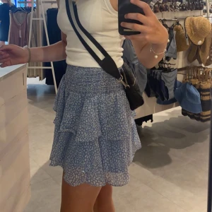 Kjol - Säljer min fina Chelsea kjol. Fint skick, använd ca 3 gånger. Köpt på zalando för 450kr