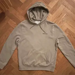 Säljer min Axel Arigato hoodie eftersom jag aldrig använder den. Dessutom har jag använt den Max 4 gånger. Storlek S. Ljus grön/beige/grå färg. 