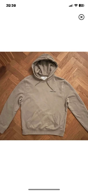 Axel Arigato Hoodie - Säljer min Axel Arigato hoodie eftersom jag aldrig använder den. Dessutom har jag använt den Max 4 gånger. Storlek S. Ljus grön/beige/grå färg. 
