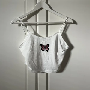 Linne - Fint vitt linne med rosa fjäril på