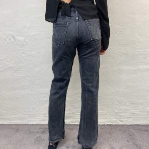 Mörkgråa Calvin Klein jeans W30, men är nog lite tightare än så egentligen och ungefär 30 i Length!