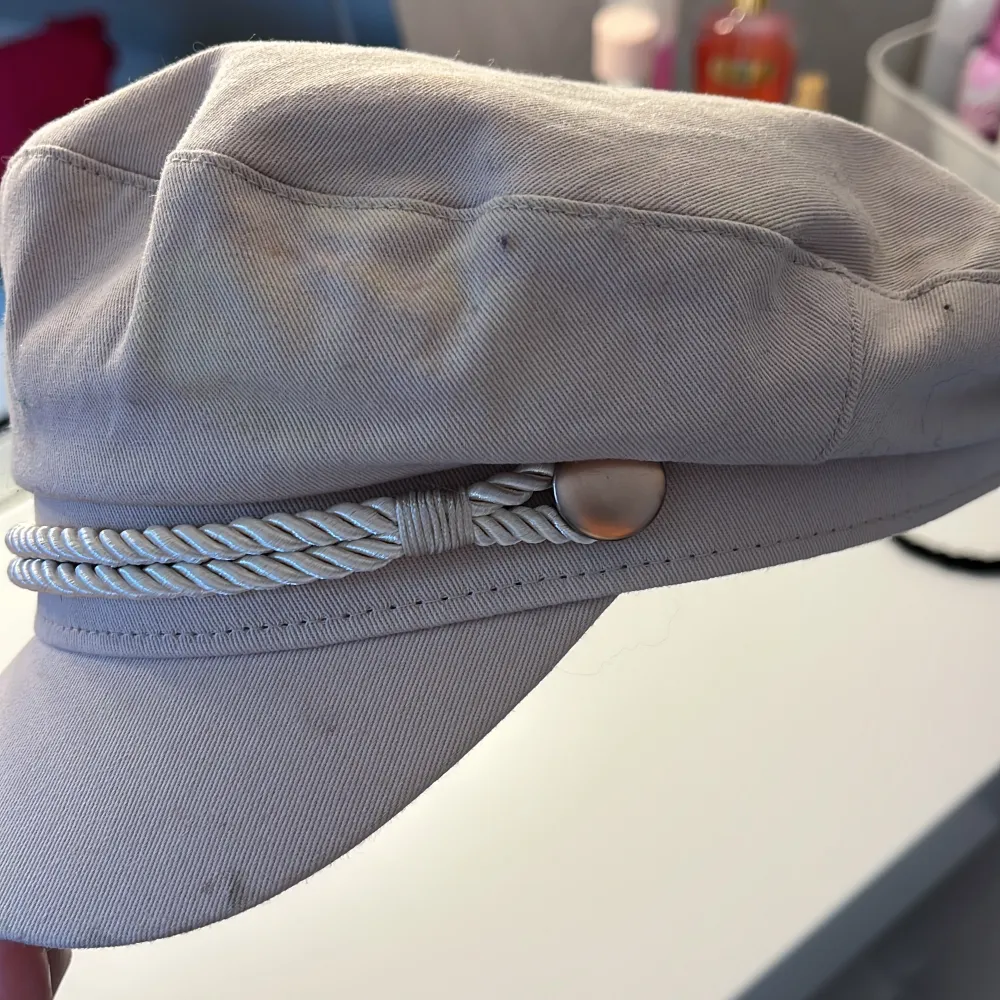 En snygg ljus beige hatt, som man kan style sin outfit med. Använd en gång, har några små fläckar men de syns knappt. Hör av er om ni vill ha fler bilder🩷. Övrigt.