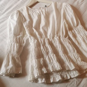 Vit blus  - Så fin blus. I nyskick. I storlek XS men passar även S. Toppen är helt vit. Köpt dyrt men sporadiskt använd. 