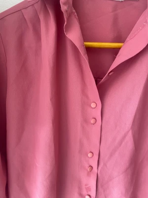 Silkesskjorta - Silkesblus i fin rosa med dubbelknappar(se bild) fint skick. 