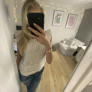 Stickat linne - Gulligt linne använt ett få tal gånger🤍🤍