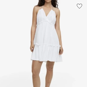 Vit klänning - Så söt klänning från hm, har tyvärr bara inte kommit till användning❤️ Nypris 249🫶🏼