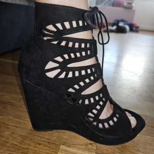 Läckra Gladiator Skor   St 39  - Knappt använda 