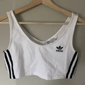 vit crop top från adidas