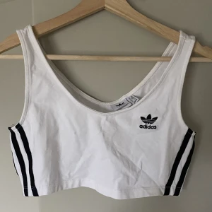 Adidas crop top - vit crop top från adidas