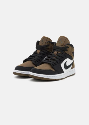 Jordans - Olivgröna jordans, använda fåtal gånger fortfarande i nysick. Slutsåld färg. Kvitto finns. Kan skicka fler bilder vid intresse