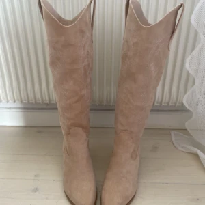Beige cowboy boots  - Snygga oanvända boots perfekta till hösten, säljer då de inte kommer till användning och är oanvända, så i nytt skick💕 