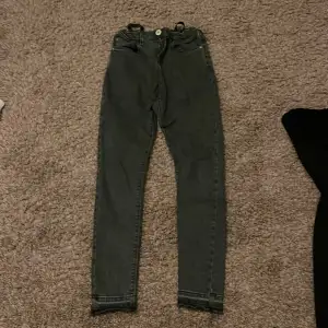Det är gråa jeans. Jeansen är från River island och är bra kvalite. Dom är straight, inte utsvängda på botten. Det står inte exakta storleken men det står 11 yrs. 