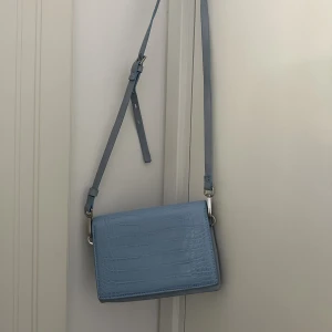 Blå handväska  - Kommer med både smallt och tjockt band! Tunn men bra skick 