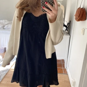Zara klänning - Säljer denna super fina klänning från zara som aldrig kommit till användning! Köpte för 399 (lappen är fortfarande kvar)