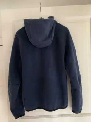 Nike tech - Säljer denna Nike tech som är i en riktigt clean färg då jag växt ur den, Skriv om ni är intresserade eller har frågor