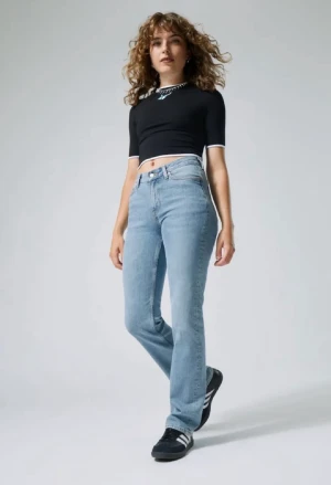 Weekday jeans  - Weekday jeans i storlek 27/32 passar mig som brukar ha xs/s i jeans, inte alls mycket använda! Midjan är medelhög. Hör av dig vid fler frågor eller bilder 