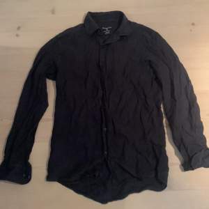 Säljer min Massimo Dutti skjort då den har blivit för liten. Skjortan är i mycket bra skick. 100% linnen