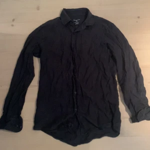 Massimo Dutti skjorta  - Säljer min Massimo Dutti skjort då den har blivit för liten. Skjortan är i mycket bra skick. 100% linnen