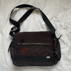 George Gina Lucy väska GGL - Skitsnygg väska från George Gina & Lucy (GGL). Har justerbara band och många olika fack, perfekt för dig som studerar. Mått ca 40x34 cm så du får plats med dator osv. Köps  helst via köp nu 💋