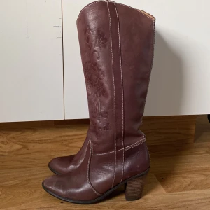 Bruna cowboy boots - Bruna cowboy boots i storlek 39. Fint skick och bra kvalitet.