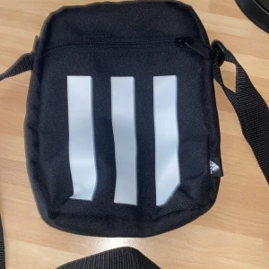 Helt ny adidas krossväska har bara använts 1 gång! - Den har bara använts 1 gång!