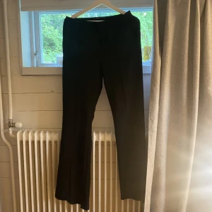 Kostymbyxor - Jättefina byxor vet inte om dom är ”kostym” byxor direkt inte samma material men dom är välldigt sköna använder inte jätte ofta då dom ör lite förstora på mig, nypris 500