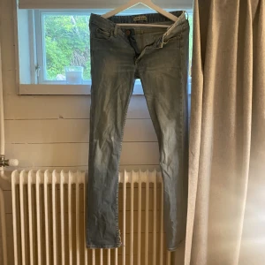 Jeans - Jättefina acne jeans, dom är lite anvönda men inget slitage eller sånt, dom är lågmidjade och har rn slit på innersidan av benet