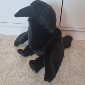 Kråka/korp gosedjur - Gullig fågel plushie, fint skick, kan mötas upp i vänersborg.