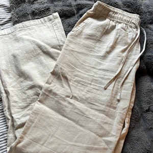 Begia linnebyxor - Begia linnebyxor från madlady, andvänt fåtalgånger därav inga fläckar eller märken!!! Storlek S regular, passar perfekt på mig som är 170!!! Nypris 599kr, säljer för 450!!