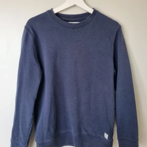 Dobber sweatshirt  - Storlek small. Bra skick. Nypris 300 på MQ.