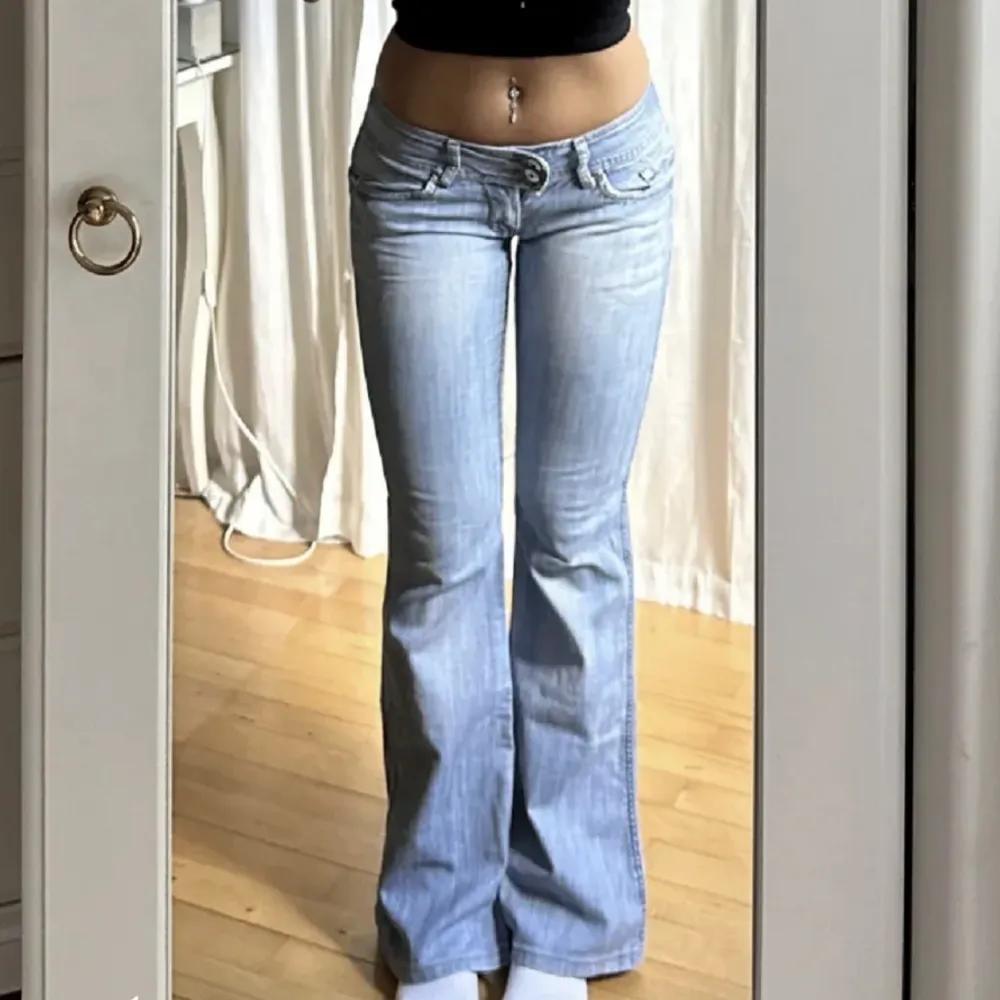 Säljer vidare dessa super fina R.Marks low waist jeansen med bootcut då dom tyvärr inte satt bra på mig🫶🏻Personen på bilden är 165, midjemått 75cm och innerbenslängd 78cm. Jeans & Byxor.