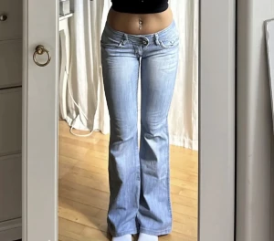 Lågmidjade jeans  - Säljer vidare dessa super fina R.Marks low waist jeansen med bootcut då dom tyvärr inte satt bra på mig🫶🏻Personen på bilden är 165, midjemått 75cm och innerbenslängd 78cm
