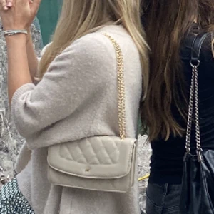 Väska - Beige liten handväska perfekt om man vill ha en mindre snygg väska. Använd fåtal gånger! 